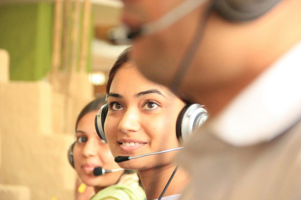 women with headphones on, representing a customer service agent